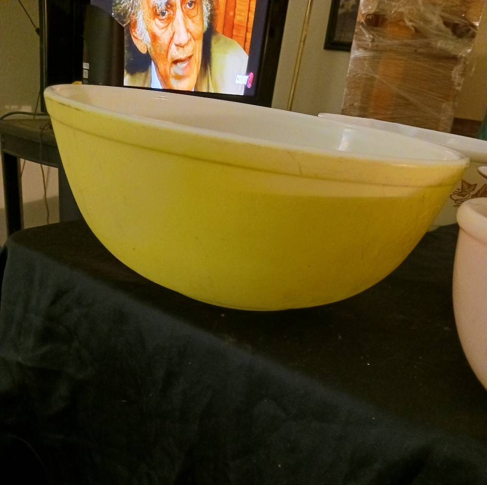 Vintage Pyrex 404 Mixing Nesting Bowl Yellow